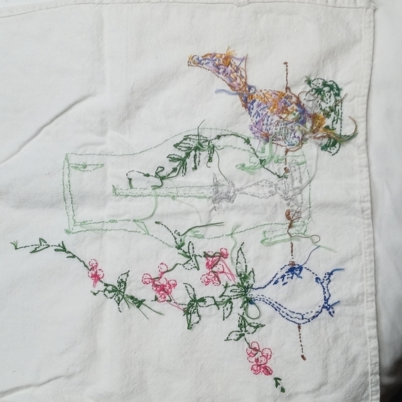 Embroidered table runner - Picture 6 of 7